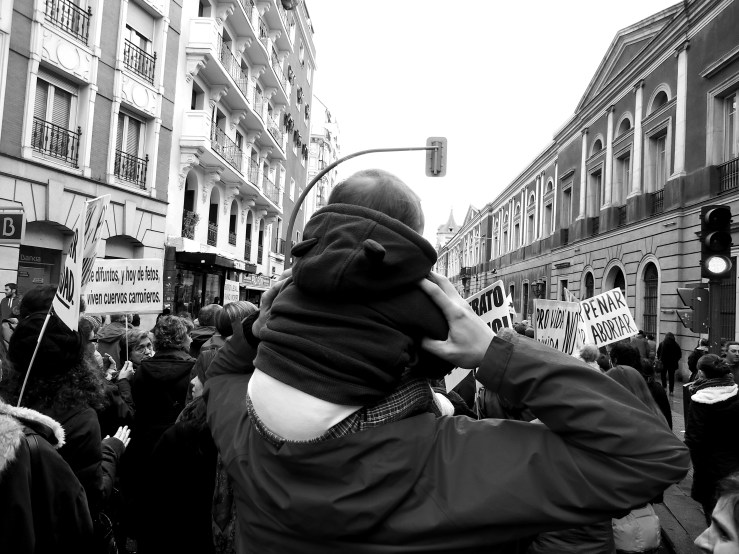 Padre con niño a los hombros en la manifestación contra de la reforma de la ley del aborto en Madrid 8F