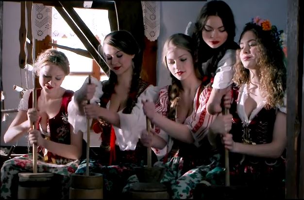 Escena del videoclip "My slowianie", canción que representó a Polonia en Eurovisión